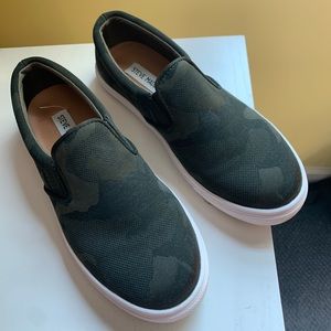 Steve Madden Slip On Sneakers (Ecentrq)